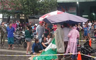 Bình Dương: Hai xe máy vỡ nát sau đối đầu, người thân ôm thi thể thanh niên 22 tuổi gào khóc trong mưa