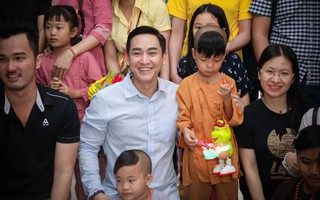 Không ồn ào, Hứa Vĩ Văn và fan nấu ăn, tặng bánh Trung thu cho trẻ em nghèo