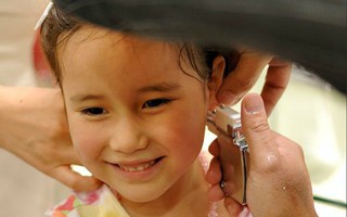 Chỉ với việc xỏ khuyên tai, ông bố đã dạy con gái một bài học quan trọng 