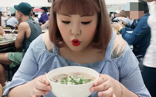Nàng béo "thánh ăn Hàn Quốc" hàng triệu người hâm mộ vừa khoe sang Việt Nam chơi, thích thú thưởng thức phở Sài Gòn