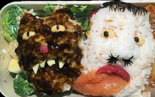 Khi người yêu chăm chút nấu cơm trưa cho bạn mang lên văn phòng mà lại mê Halloween, cứ yên tâm là không ai dám xin ăn ké