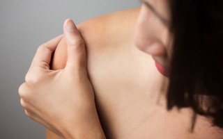 12 triệu chứng có thể cảnh báo bệnh nghiêm trọng, có cả ung thư, cái thứ 3 tưởng không liên quan nên rất nhiều người bỏ qua
