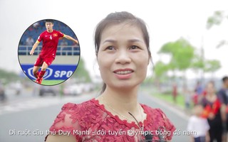 Gia đình nhiều cầu thủ đến Nội Bài từ sớm, dì Duy Mạnh mang theo "sườn rán gia truyền" làm quà đón cháu trở về