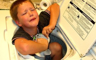 Nguy hiểm tiềm tàng từ chiếc máy giặt nhà nào cũng có và tai nạn hú hồn của cậu bé 3 tuổi