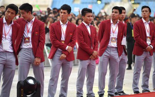 Ảnh: Các cầu thủ Olympic Việt Nam xuống sân Mỹ Đình tham dự lễ vinh danh trong sự reo hò của hàng ngàn người hâm mộ