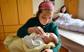 Mẹ bỉm sữa cấm bà nội hôn cháu vì hôi miệng, kẻ chê nàng dâu ghê gớm, người lại ủng hộ vì lý do này