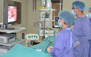 Chuyện khó tin: Đùa giỡn, người đàn ông bị bạn dùng ống nhựa xịt vào hậu môn khiến vỡ ruột