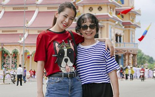 Chi Pu xuất hiện giản dị bên mẹ khi đi từ thiện 