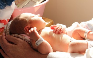 Hầu hết cha mẹ Việt đang tắm nắng cho con sai cách