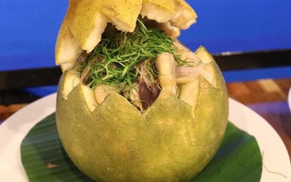Thật nể người Đồng Nai, có thể bắt cả con gà chui tọt vào quả bưởi để làm thành đặc sản lừng danh