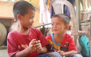 Mẹ bỏ rơi, hai đứa trẻ vào viện chăm cha bệnh tật: "Tụi con được ăn no, giờ chỉ mong cha mau khỏe lại"