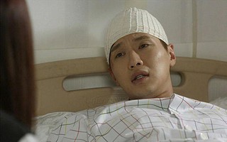 Lời đề nghị của chồng khi vừa tỉnh lại sau tai nạn thập tử nhất sinh khiến vợ đang phờ phạc chăm chồng ở viện lập tức ngã quỵ