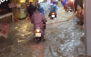 "Tiếp sức" mùa mưa: Bà cô cầm gậy đứng trước cửa nhà, hễ xe nào lội nước chạy qua là vụt một nhát mà không ai biết tại sao