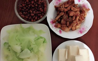 Vợ bầu hì hục nấu mâm cơm 4 món ngon lành, chồng đã không ăn còn làm việc này khiến hội chị em nóng máu