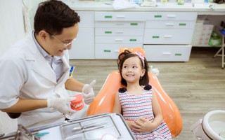 Nhiều biến chứng khôn lường từ việc bố mẹ tự nhổ răng sữa cho con tại nhà