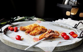 Không cần chảo ngập dầu mà vẫn làm được gà chiên giòn ngon không thua ngoài tiệm