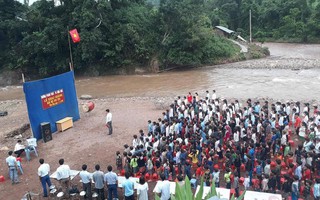 Hình ảnh xót xa trong ngày khai giảng vùng cao: Học sinh Lai Châu mừng năm học mới bên bãi đất trống ven sông
