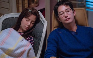 Hết làm bà thím lôi thôi, Song Ji Hyo "lột xác" thành thiếu nữ đáng yêu bên Park Shi Hoo