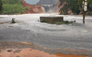 Vỡ đập chứa, hàng nghìn mét khối chất thải tràn vào khu dân cư
