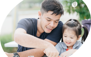 Điểm thi của con kém gần nhất lớp, ông bố không mắng mà "can thiệp" giúp con vươn lên số 1