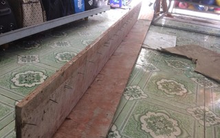 TP.HCM: Tấm ván gỗ đầy đinh nhọn rơi từ tầng 4 công trình xuống đâm thủng nhà dân