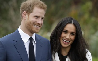 Hoàng tử Harry cùng vợ chưa cưới sang Pháp đi nghỉ lễ bằng vé hạng phổ thông, ngồi hàng ghế sát toilet