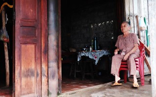 Chồng mất, con biền biệt ngoài biển khơi, bà cụ gần 80 tuổi đón Tết cô độc trong căn nhà gạch cũ