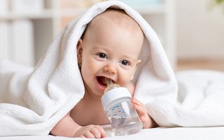 Chuyên gia Mỹ khuyến cáo phụ huynh: Cho trẻ sơ sinh uống nước, coi chừng bạn đang đầu độc con!