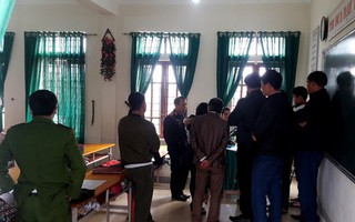 Hà Tĩnh: Nữ sinh lớp 7 treo cổ tự tử ngay trong lớp học.