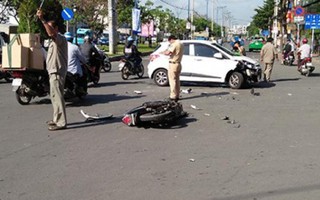TP.HCM: Vượt đèn đỏ đâm vào ô tô, xe máy gãy đôi, 1 người chết