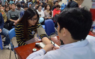 Biết tin máu nhóm O dự trữ chỉ đủ dùng 1 ngày nữa, hàng trăm bạn trẻ đã tới viện Huyết học tham gia hiến máu