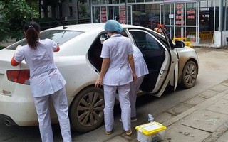 Hòa Bình: Người mẹ bại liệt kiên cường sinh con trên taxi khi gần đến bệnh viện