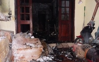 Hà Nội: 3 con nhỏ cùng người mẹ thoát chết kỳ diệu trong ngôi nhà bị thiêu rụi