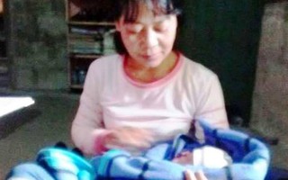 Huế: Cứu sống bé gái sơ sinh còn nguyên dây rốn bị bỏ rơi trong nhà vệ sinh