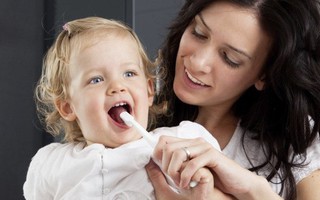 Bé đến tuổi tự học đánh răng, chọn bàn chải nào để cả mẹ cả bé đều yên tâm?