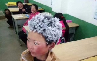 Ngôi trường của cậu bé tóc đóng băng vẫn miệt mài đi học nhận được khoản quyên góp 100.000 tệ để mua quần áo ấm cho học sinh