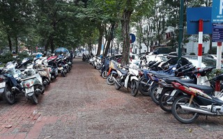 TP.Hồ Chí Minh và Hà Nội: Nhức nhối “cuộc chiến” bãi giữ xe chiếm vỉa hè