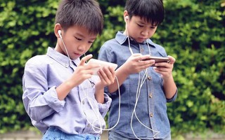 Không ngăn cấm, mẹ Mỹ cho con dùng điện thoại và đưa ra 18 nguyên tắc này