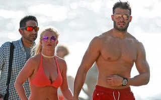 Lộ ảnh đeo nhẫn kim cương, Britney Spears bị đồn đã đính hôn cùng bạn trai kém tuổi