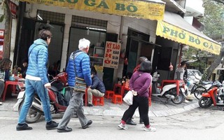 Vỉa hè Hà Nội bị lấn chiếm ồ ạt 'như chưa hề có cuộc ra quân'