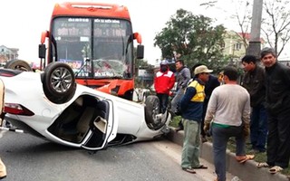 Xe khách tông xe con lật ngửa trên quốc lộ, 3 nạn nhân mắc kẹt bên trong