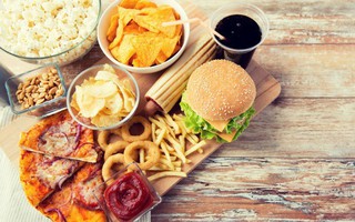 7 thói quen ăn uống này sẽ khiến bạn già nhanh đến "chóng mặt"
