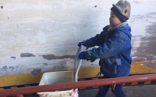 Mẹ tái giá, bố bặt vô âm tín, bé trai 6 tuổi phải đi giao hàng giữa trời đông để kiếm sống