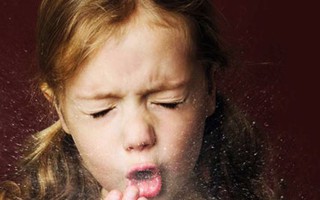 Con ho kéo dài, mặt mũi tím tái khiến mẹ phải cảnh giác với căn bệnh nhiễm khuẩn cấp tính vào mùa đông xuân này