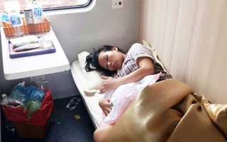 Sản phụ bất ngờ lên cơn đau đẻ, hạ sinh bé gái bụ bẫm trên chuyến tàu Bắc - Nam