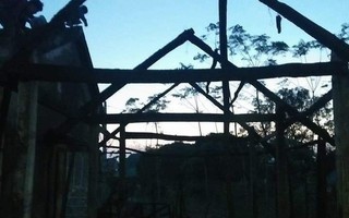 Cháy nhà, con trai kịp cõng mẹ 80 tuổi chạy thoát chết