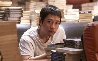 Lee Byung Hun "sụp đổ hình tượng", chưa bao giờ "khác" đến thế trên màn ảnh!