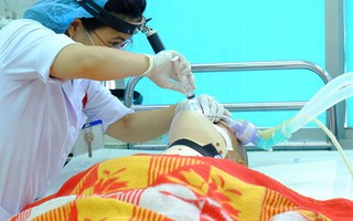 TP.HCM: Vừa chạy xe vừa nghe điện thoại, người đàn ông bị cướp tấn công nguy kịch