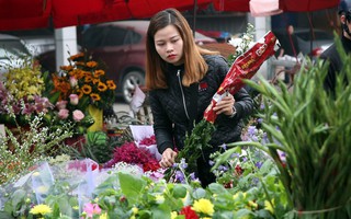 Hà Nội: Ngày mùng 1 âm lịch cuối cùng trong năm, hoa tươi đắt hàng