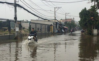 Trời không mưa, người dân vẫn bì bõm lội nước